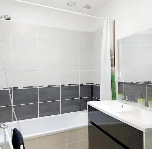 Holiday home Eth Arreyen Avec Piscine Privee Et Magnifique Vue Sur Pyrenees Tilhouse